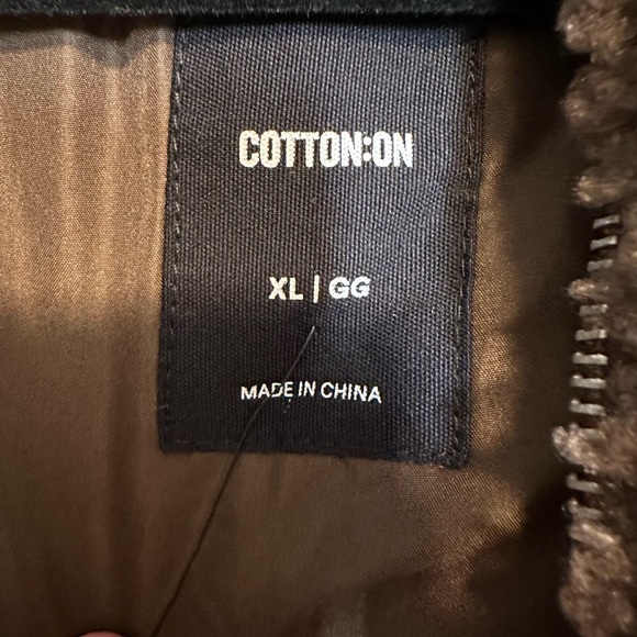 Vest - Picture 2 of 4